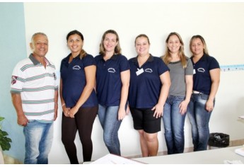 Presidente do conselho Sidney Bomfim com as conselheiras e a assistente social Silvia durante treinamento (Foto:  Maciel Dantas).