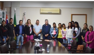 Cooperados e representantes da Prefeitura de Adamantina na assinatura do contrato (Da Assessoria).