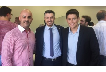 Presidente do CREA-SP, Vinicius Marchese Marinelli, com os vereadores Acácio Rocha e Alcio Ikeda (Foto: Sérgio Vanderlei).