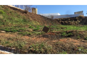 Demarcações ao fundo da creche municipal existente às margens da via férrea (Foto: Siga Mais).