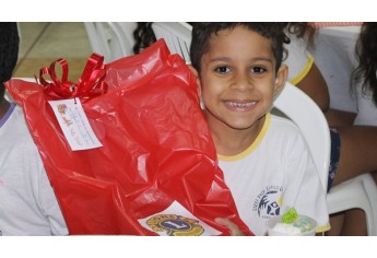 As crianças foram presenteadas e ficaram muito felizes (Assessoria de Imprensa do Lions Clube).
