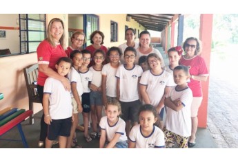 Companheiras e Domadoras do Lions Clube com as crianças beneficiadas com a Campanha Boa Visão (Foto: Assessoria de Imprensa).