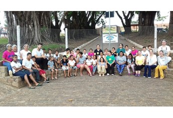 Crianças e adolescentes com os colaboradores da Instituição Carlos Pegoraro (Foto: Assessoria de Imprensa/IR do Bem).