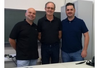 Ademir Carchano (centro) posa para a foto com os coordenadores dos cursos de Ciência da Computação e TADS, respectivamente José Luiz Vieira de Oliveira e André Mendes (Foto: Cedida).