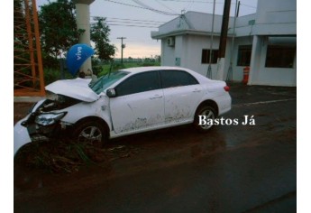 Carro de adamantinense aquaplanou na rodovia SP-294, em Tupã (Foto: Site Bastos Já).