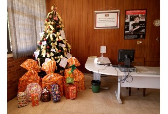 Em presidente Prudente, brinquedos foram repassados aos Correios, após cartinhas serem adotadas pelos policiais civis (Foto: Cedida/Deinter 8).