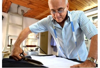 Daniel Alfaiate: 40 anos costurando roupas e histórias (Foto: Acácio Rocha).