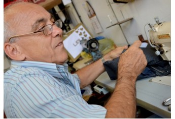 Daniel Alfaiate: 40 anos costurando roupas e histórias (Foto: Acácio Rocha).