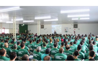 Prof. Gretz aplicou palestra para mais de 400 colaboradores da Cocipa (Foto: Da Assessoria).