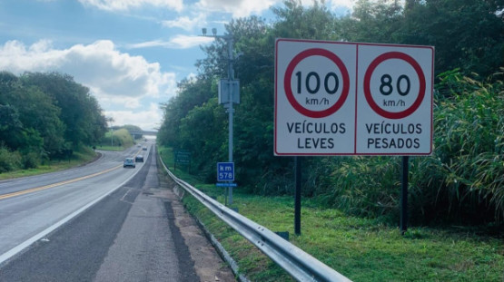 Eixo SP revoga redução de velocidade e restabelece limite de 100 km/h em trecho de obras na SP-294
