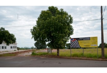 Obras da Delegacia Seccional de Polícia em Adamantina. Área recebeu terraplanagem e nada mais avançou (Foto: Acácio Rocha).