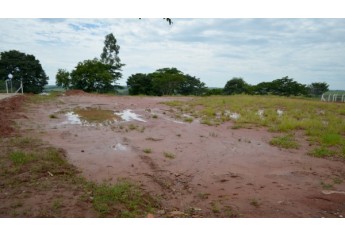 Obras da Delegacia Seccional de Polícia em Adamantina. Área recebeu terraplanagem e nada mais avançou (Foto: Acácio Rocha).
