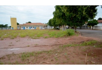 Obras da Delegacia Seccional de Polícia em Adamantina. Área recebeu terraplanagem e nada mais avançou (Foto: Acácio Rocha).