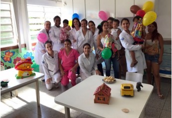 Confraternização foi realizada na pediatria da Santa Casa, junto aos pacientes hospitalizados, acompanhados de suas mães (Foto: UniFAI).
