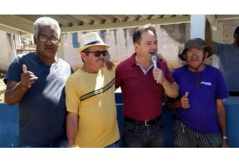 Representante da diretoria do Lar dos Velhos, Nelson Baraldi, faz seu agradecimento aos participantes do torneio (Foto: Cedida).