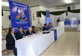 Governador do Distrito 4510, Gesner Dias Junior durante discurso na festiva de recepção realizada em Adamantina (Foto: Ass. Imprensa Rotary Club).