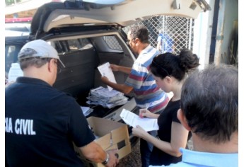 Os trabalhos foram executados pela Polícia Civil e acompanhados por testemunhas, representantes da vigilância sanitária, instituto de criminalística e do Ministério Público (Foto: Cedida/Deinter 8).