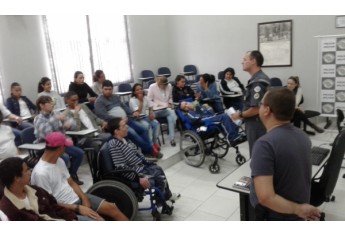 Alunos da APAE visitam o comando da PM em Adamantina (Foto: Cedida/PM).