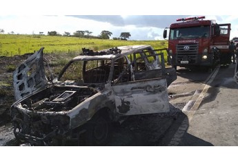 Viatura ficou totalmente destruída com o incêndio (Foto: Reprodução/Site Jorge Zanoni).