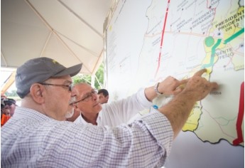 Governador confere no mapa o trecho da SP-425 que passará por recuperação (Foto: Diogo Moreira).