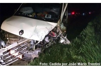 Acidente envolveu duas ambulâncias, uma van, um carro de passeio e uma moto, na SP-294, em Iacri (Foto: João Mário Trentini/Reprodução: Site Bastos Já).