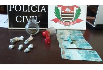 Na operação, Polícia Civil recupera dinheiro e encontra maconha na casa do traficante (Foto: Cedida/Polícia Civil).
