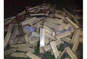 Quase 1 tonelada de maconha ficou esparramada na pista, após acidente (Foto: Polícia Rodoviária)