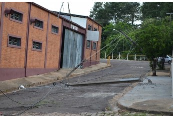 Postes destruídos na Alameda Curitiba x Rua Limeira, na Vila Jamil de Lima (Foto: Acácio Rocha).