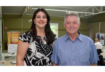 Renata Capobianco, diretora do CENAIC Adamantina, com o empresário Delfino Golfeto (Foto: Maikon Moraes/Siga Mais).