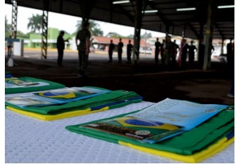 Tiro de Guerra de Adamantina faz cerimônia de incineração de bandeiras (Foto: Acácio Rocha).