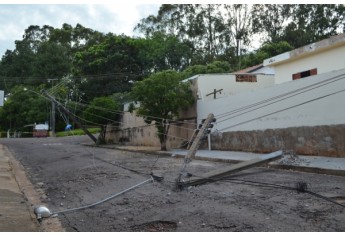 Postes destruídos na Alameda Curitiba x Rua Limeira, na Vila Jamil de Lima (Foto: Acácio Rocha).