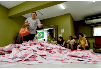 Consumidores depositam cupons, momentos antes do sorteio (Foto: Acácio Rocha).