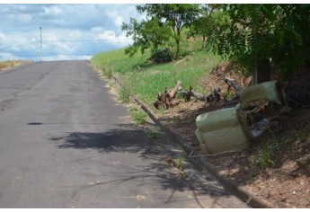 Rua São João, na Vila Jamil de Lima, também recebe descarte de sofá (Foto: Acácio Rocha).