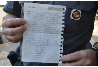 Estudante é surpreendido e recebe homenagem em sala de aula, pelo seu aniversário. (Foto: Siga Mais)