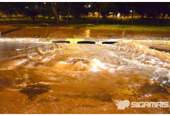 Poço de vistoria da rede de esgoto jorra água no Parque dos Pioneiros, o que é uma evidência de que água das chuvas está escoando irregularmente pelo esgoto (Foto: Acácio Rocha).