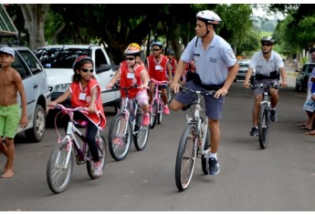Alunos da Escolinha de Ciclismo na solenidade de formatura (Foto: Acácio Rocha).