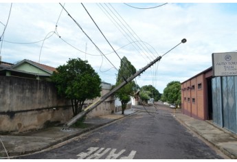 Postes destruídos na Alameda Curitiba x Rua Limeira, na Vila Jamil de Lima (Foto: Acácio Rocha).