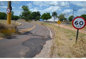 Buracos na pista, na marginal construída há cerca de um ano, em Adamantina (Foto:  Acácio Rocha).