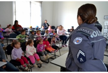 Crianças da EMEI Cantinho da Criança foram recebidas no quartel da Polícia Militar de Adamantina (Foto: Acácio Rocha).