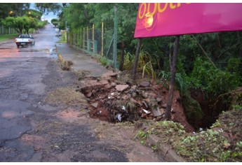 Ponte da Avenida Dr. José Francisco, região do Parque dos Pioneiros (Foto: Siga Mais).