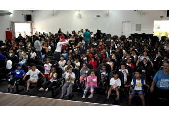 Atividades para crianças são desenvolvidas pela Secretaria Municipal de Cultura, na Biblioteca e Anfiteatro (Foto: Da Assessoria).