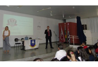 Palestra realizada pela Polícia Civil integra a Semana de Cidadania e Segurança, do Conseg de Adamantina (Foto: Cedida).