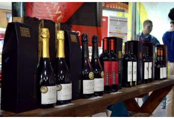 Cocipa  e Vinícola Pizzato promovem noite de degustação de vinhos na loja de conveniência do Auto Posto Cocipa em Adamantina (Fotos: Maikon Moraes/Siga Mais).