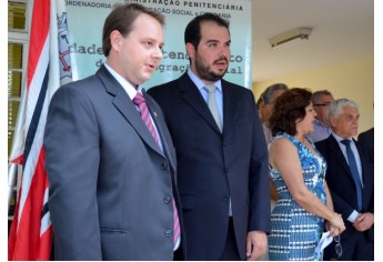 Juízes de Direito da Comarca de Adamantina, Fábio Alexandre Marinelli Sola (1ª Vara) e  Carlos Gustavo Urquiza Scarazzato (2ª Vara), a presidente da Câmara Municipal, Maria de Lourdes Santos Gil, e o Secretário da Administração Penitenciária Lourival Gomes (Foto: Acácio Rocha).
