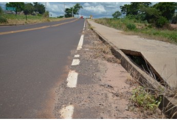 Falhas no passeio público, com levantamento de placas de concreto, em ponto da pista marginal (Foto: Acácio Rocha).
