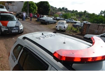 Polícia Militar acompanhou início da remoção dos veículos, no Jardim Brasil, em trabalho realizado pela Prefeitura de Adamantina (Foto: Acácio Rocha).