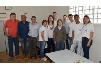 Nova diretoria e equipe de colaboradores da Polícia Mirim de Adamantina (Foto: Siga Mais).