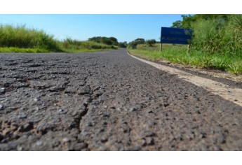 Trecho da Rodovia Plácido Rocha, em Adamantina, é alvo de investigação do Ministério Público (Foto: Acácio Rocha).
