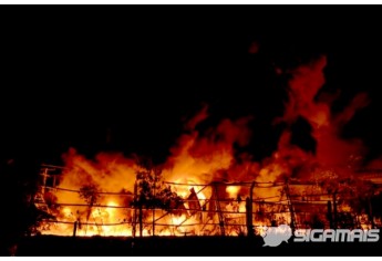 Incêndio destrói galpão de empresa em Lucélia