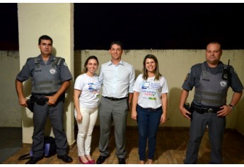 Policiais Militares, Renata Lani Favaretto Ferreira, Promotor de Justiça João Carlos Talarico e Briana Veiga, na noite deste domingo, durante apuração dos votos (Foto: Acácio Rocha)